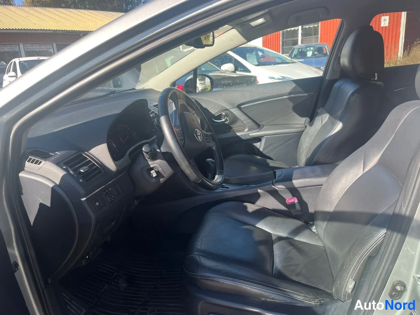 Harmaa Toyota Avensis 2009, ohjaamo, kuva 5