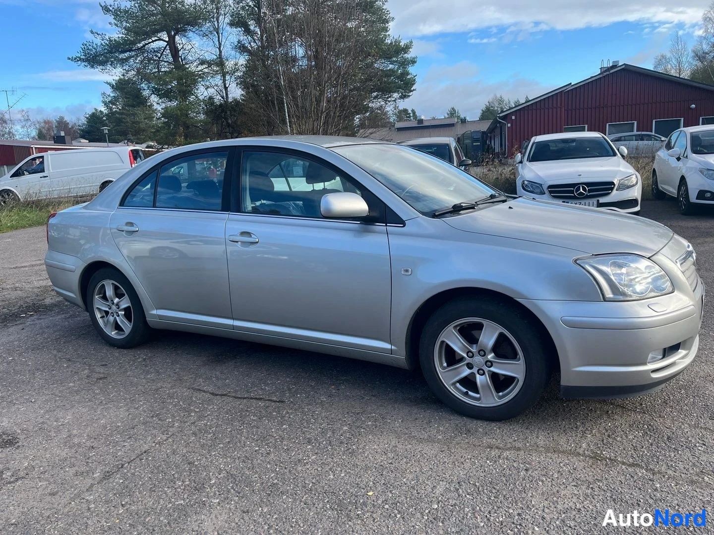 Beige Toyota Avensis 2005, etuviisto, keula oikealle, kuva 2