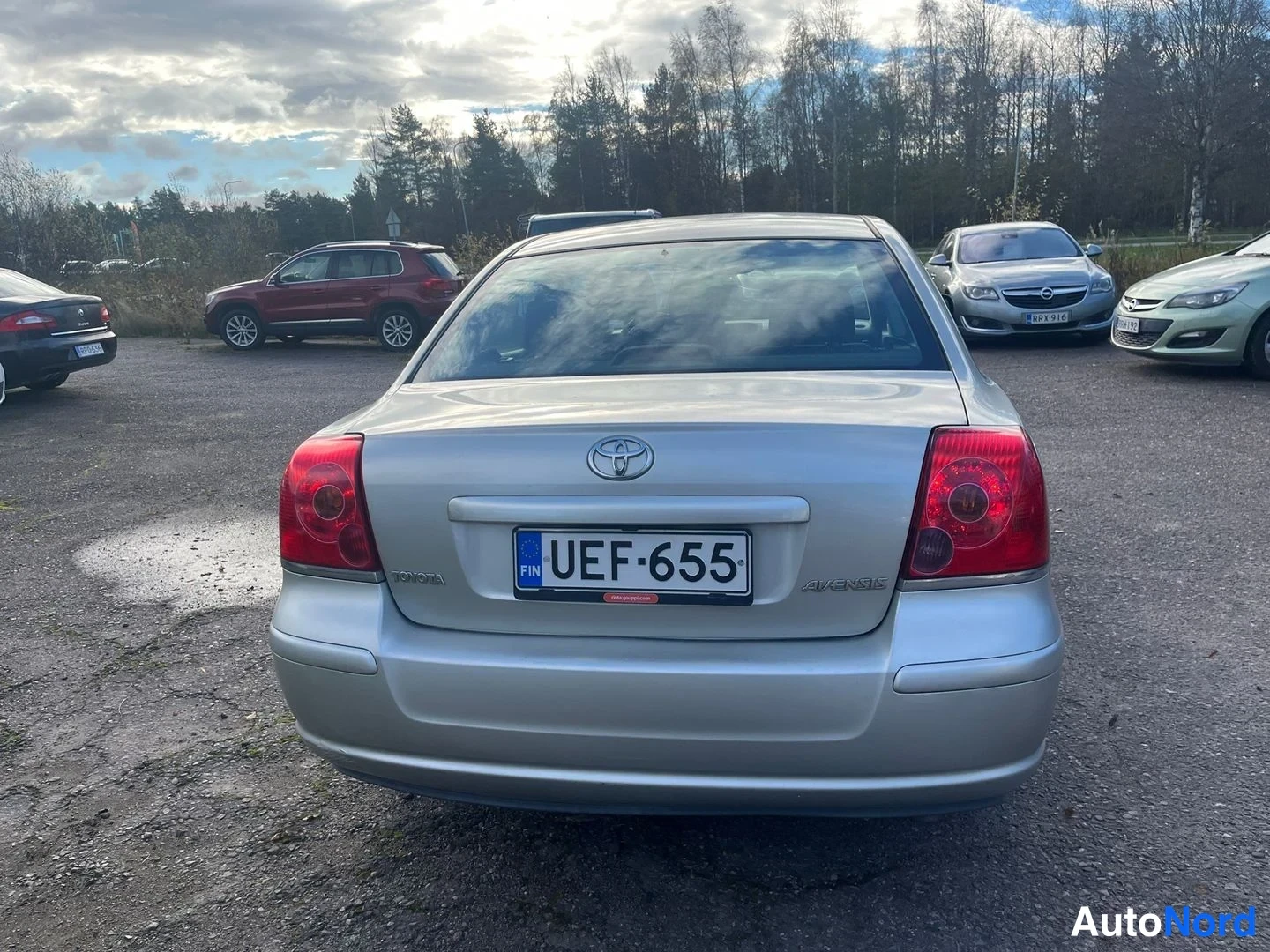 Beige Toyota Avensis 2005, takaa, kuva 4