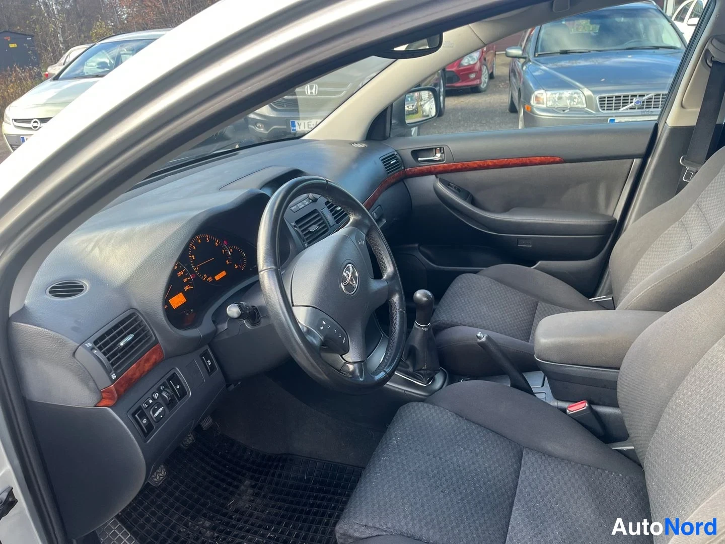 Beige Toyota Avensis 2005, ohjaamo, kuva 5