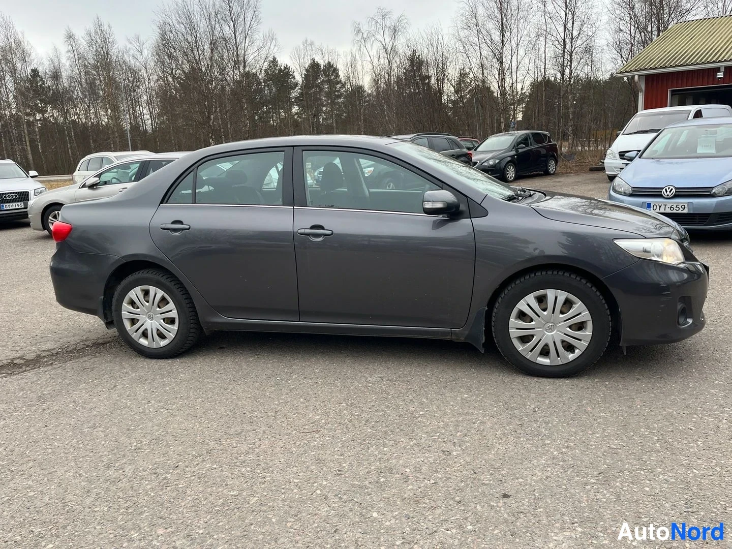 Harmaa Toyota Corolla 2012, etuviisto, keula oikealle, kuva 2