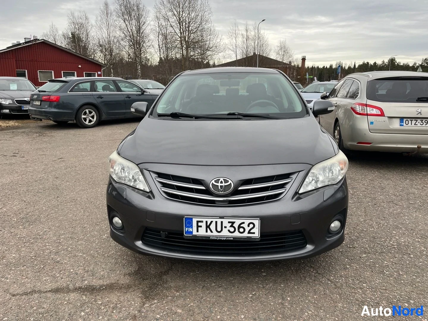 Harmaa Toyota Corolla 2012, edestä, kuva 3