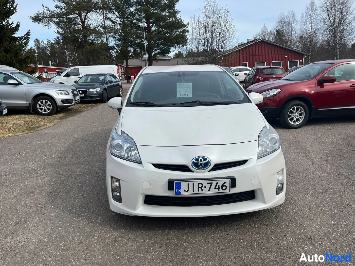 Valkoinen Toyota Prius 2011, edestä, kuva 3