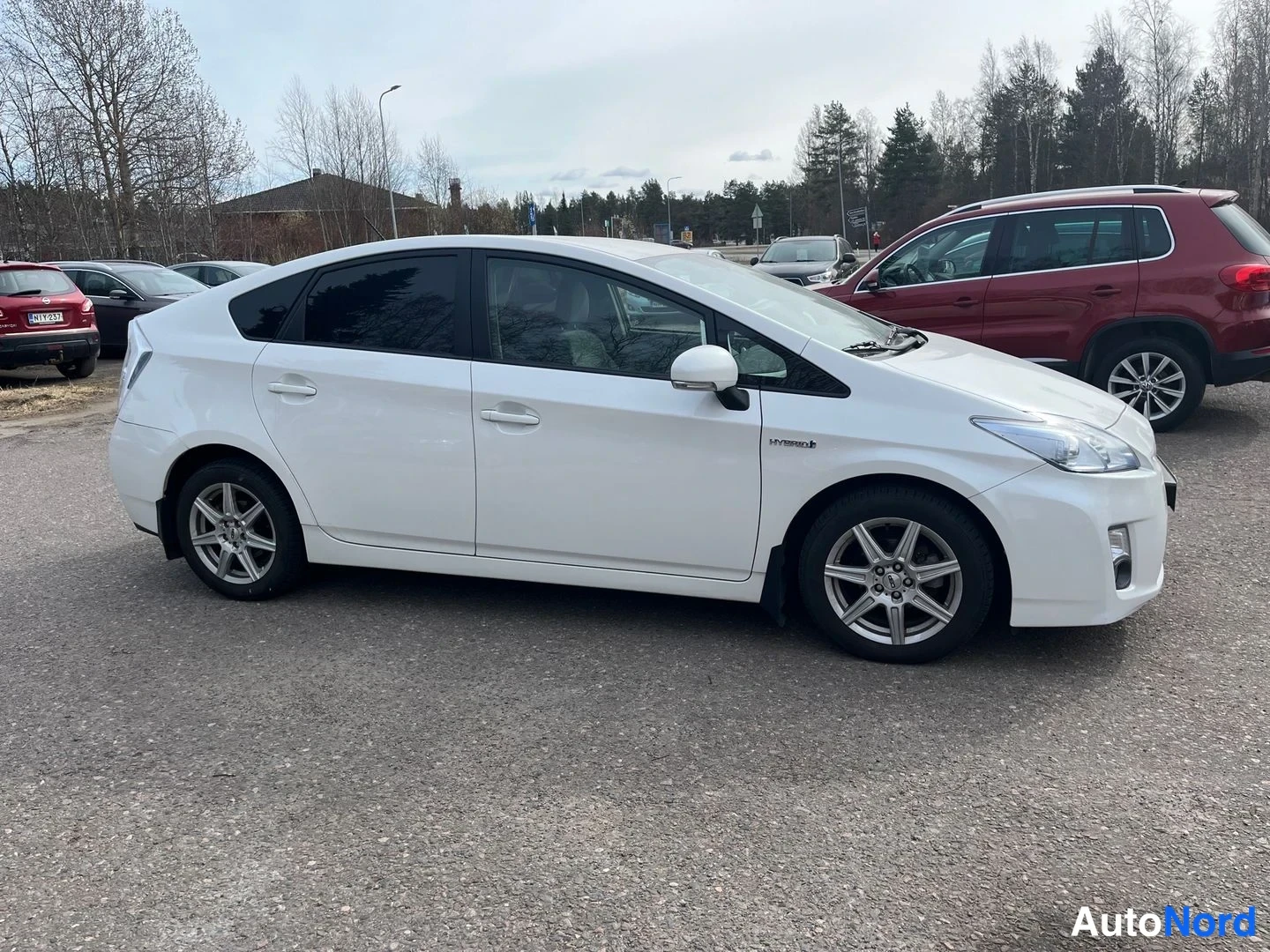 Valkoinen Toyota Prius 2011, etuviisto, keula oikealle, kuva 2