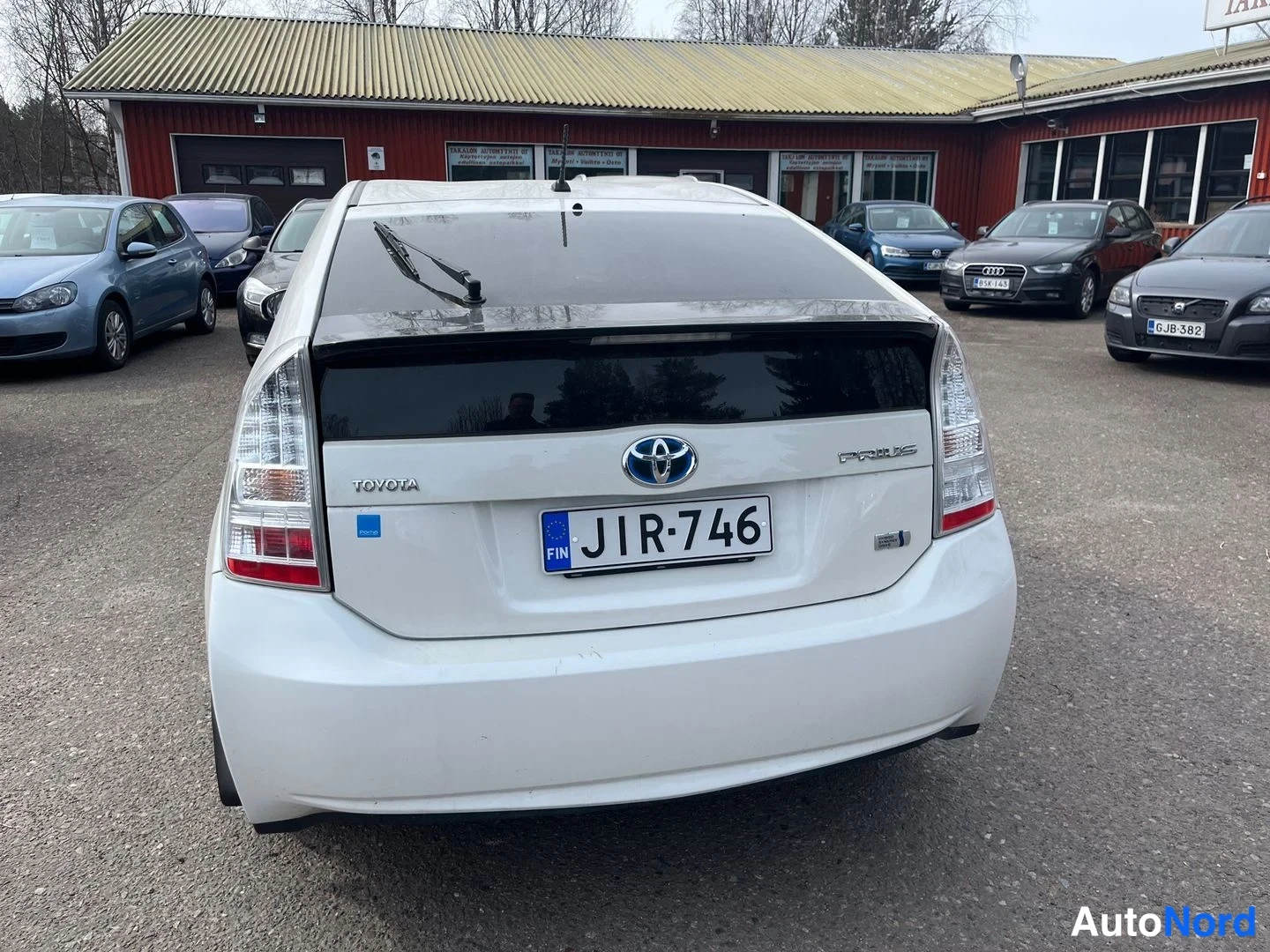 Valkoinen Toyota Prius 2011, takaa, kuva 4