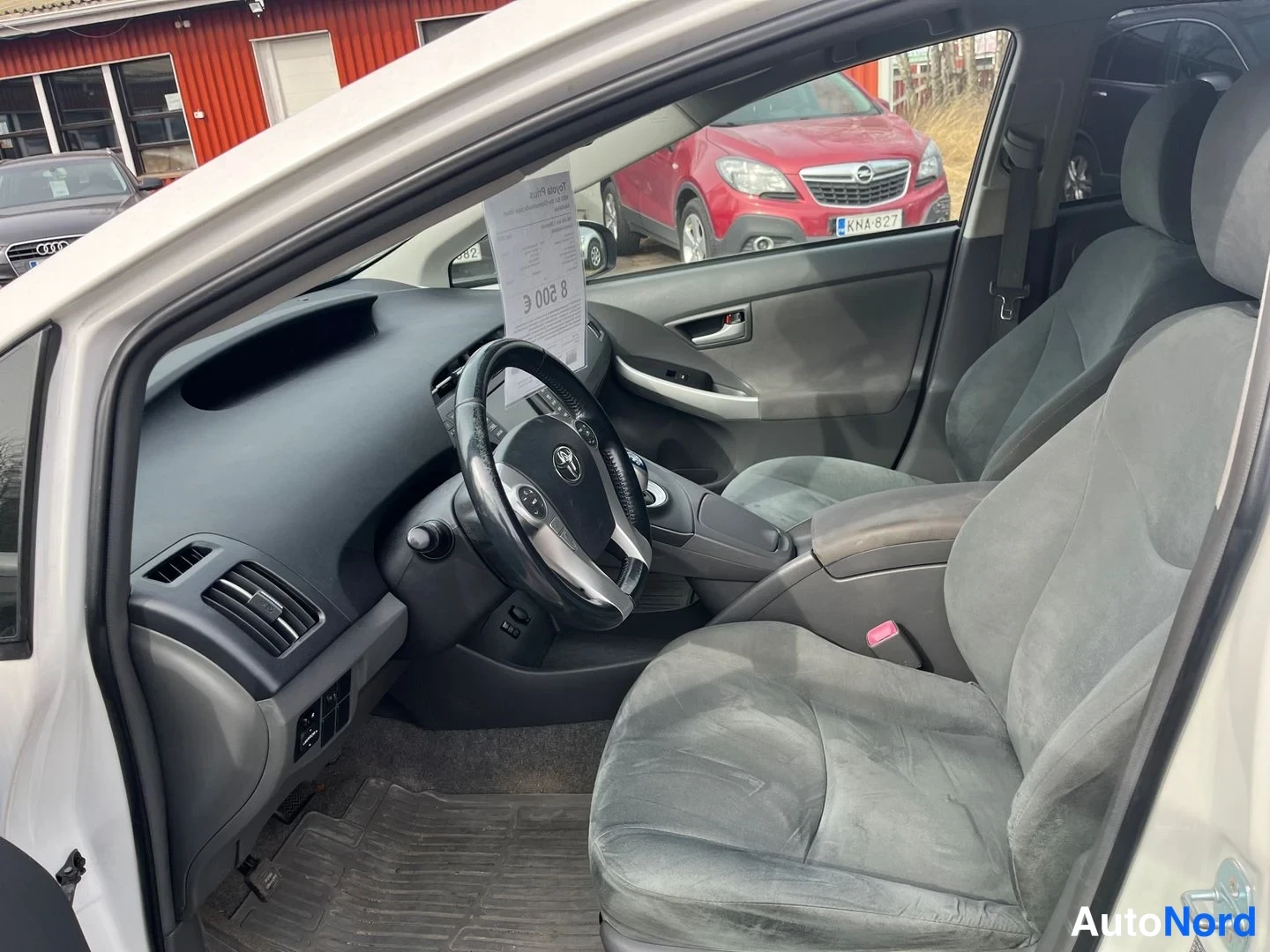 Valkoinen Toyota Prius 2011, ohjaamo, kuva 5