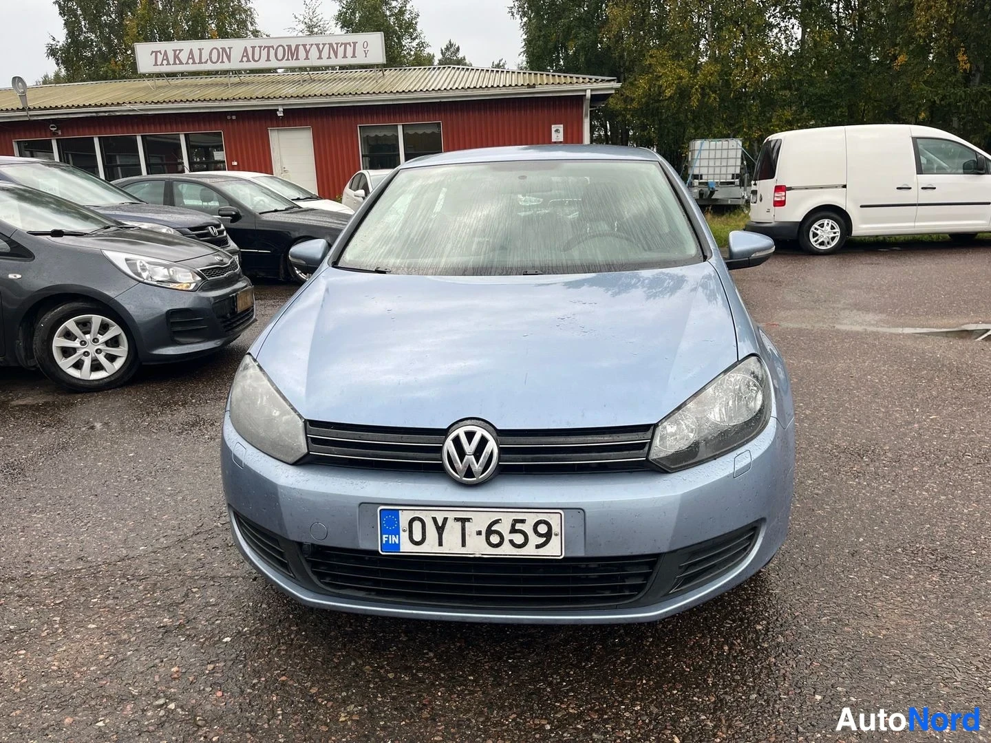 Sininen Volkswagen Golf 2011, edestä, kuva 3