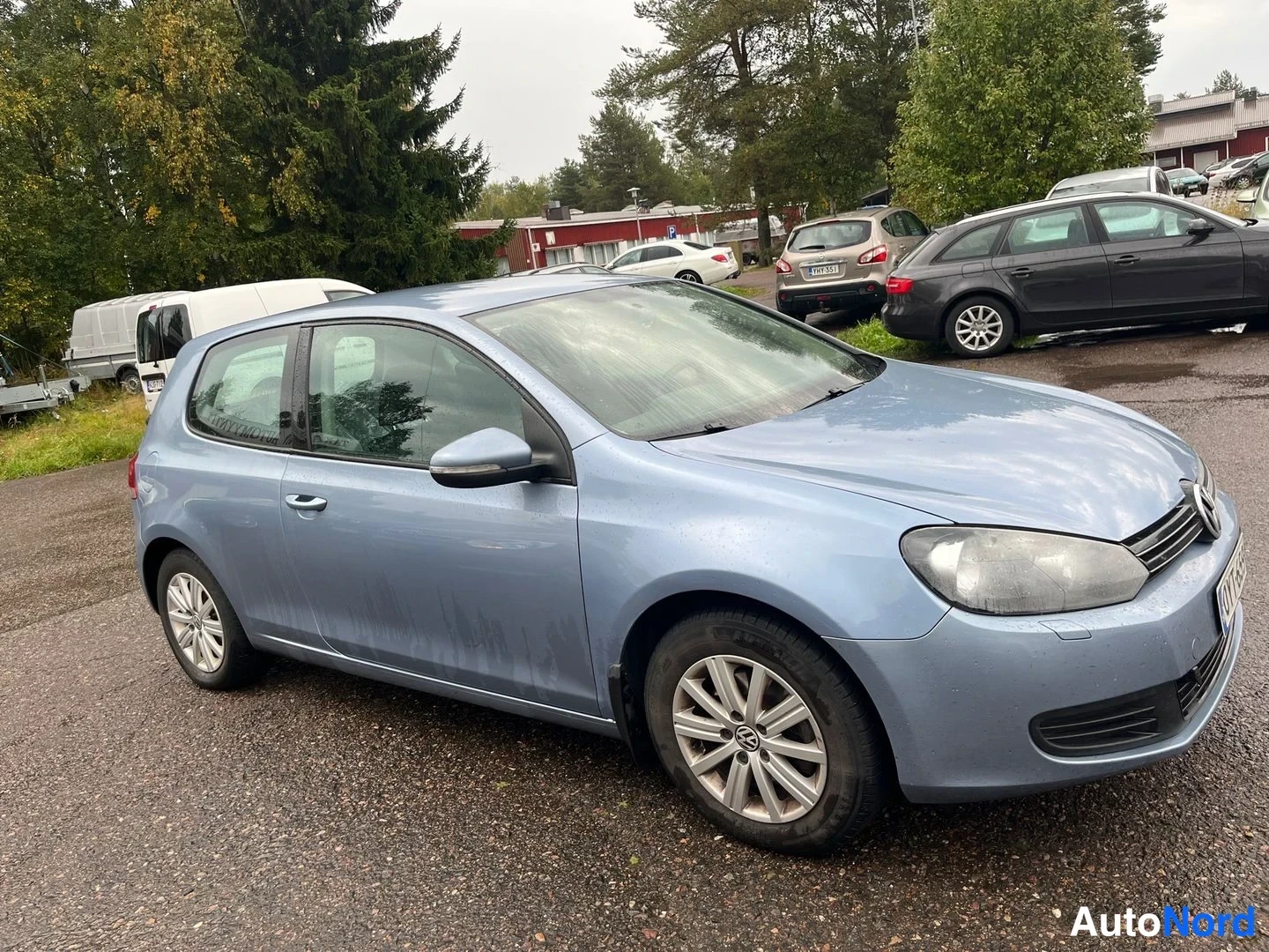 Sininen Volkswagen Golf 2011, etuviisto, keula oikealle, kuva 2