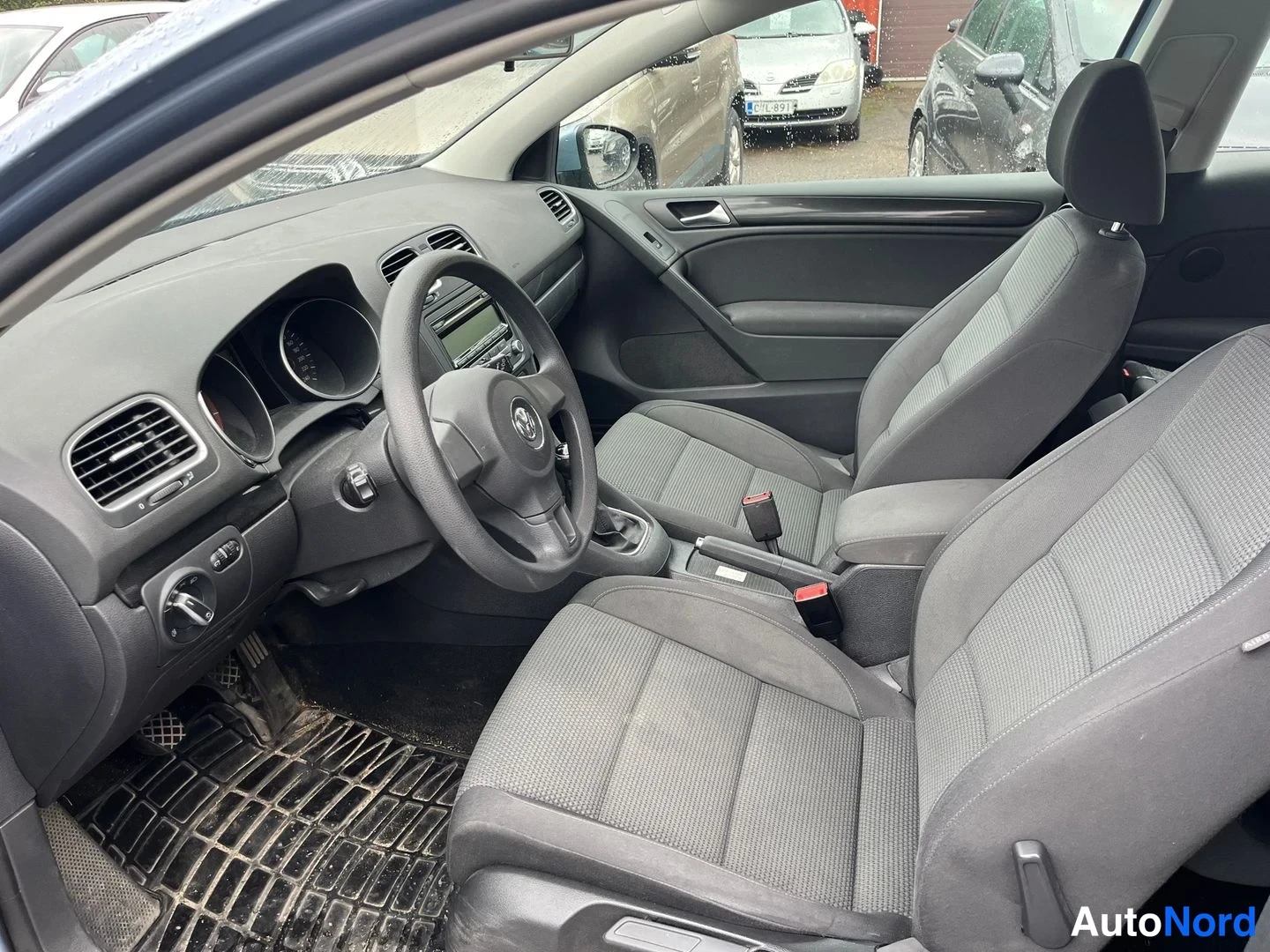 Sininen Volkswagen Golf 2011, ohjaamo, kuva 5