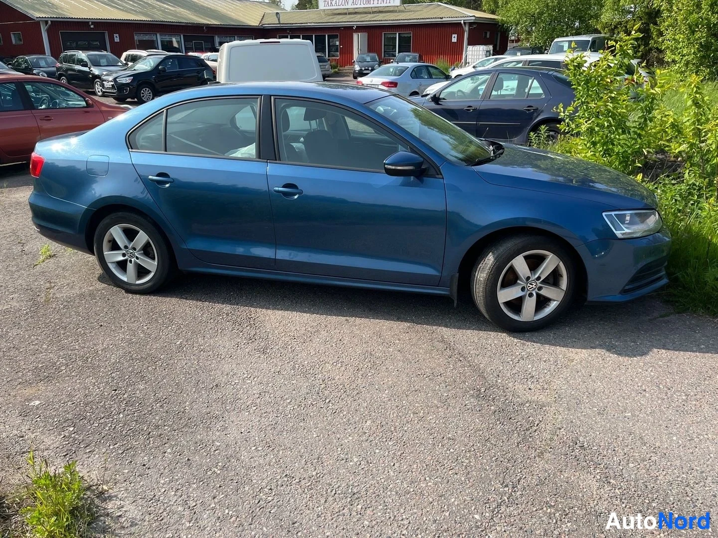 Sininen Volkswagen Jetta 2015, etuviisto, keula oikealle, kuva 3