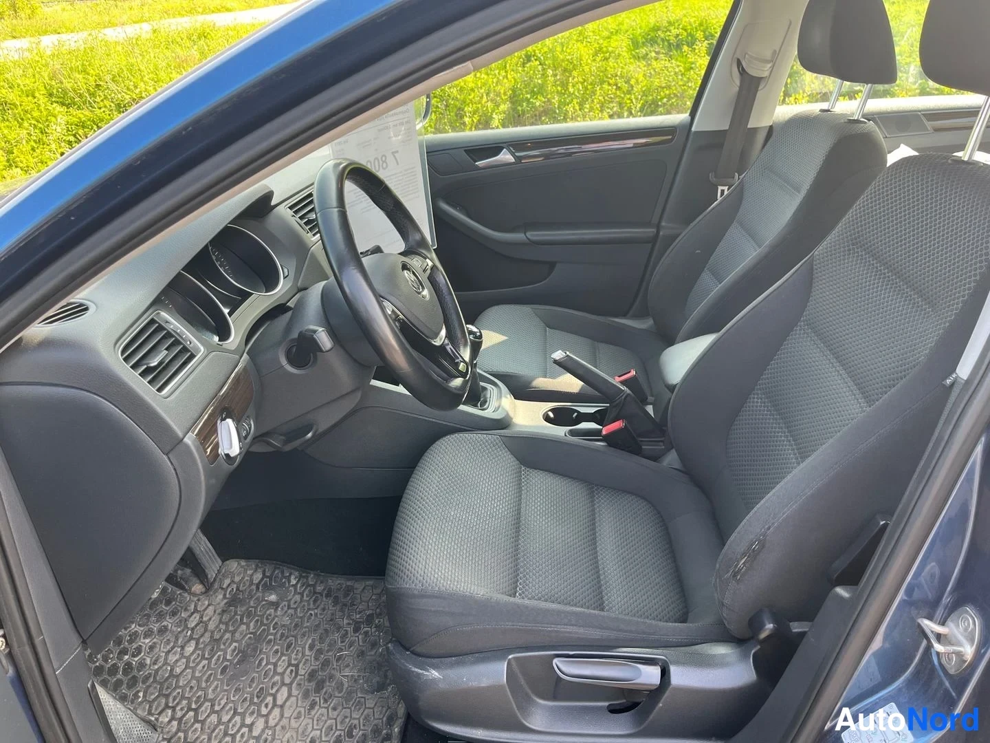 Sininen Volkswagen Jetta 2015, ohjaamo, kuva 5