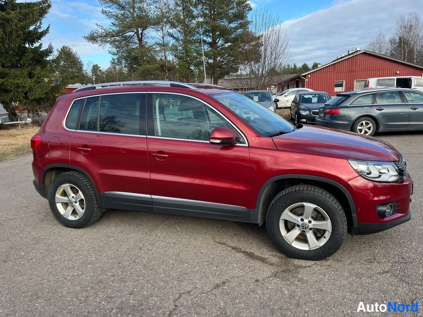Punainen Volkswagen Tiguan 2015, etuviisto, keula oikealle, kuva 2