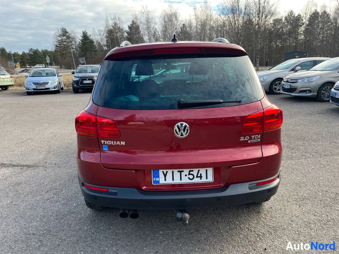 Punainen Volkswagen Tiguan 2015, takaa, kuva 4