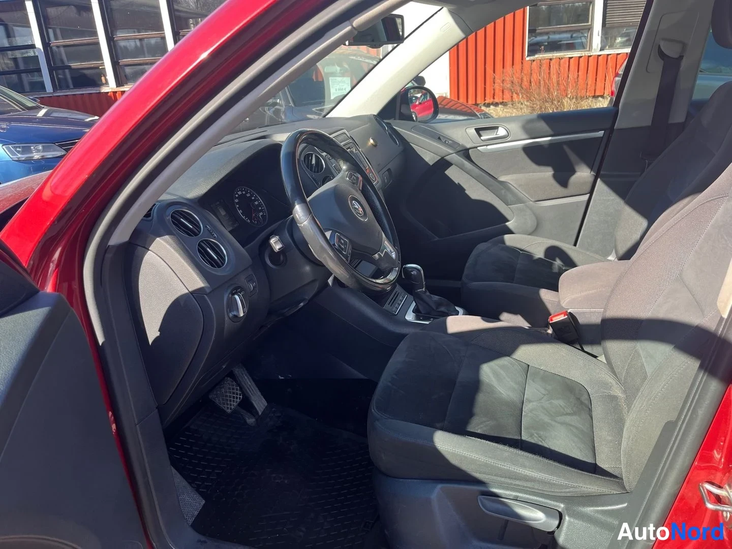 Punainen Volkswagen Tiguan 2015, ohjaamo, kuva 5