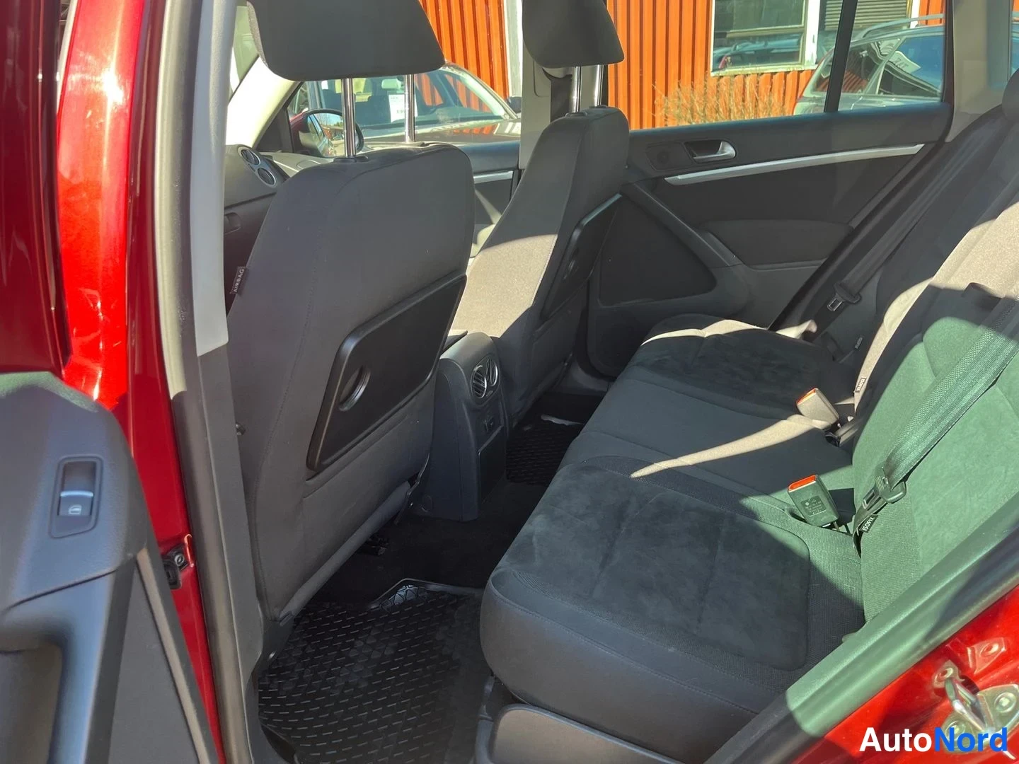 Punainen Volkswagen Tiguan 2015, takaistuimet, kuva 6