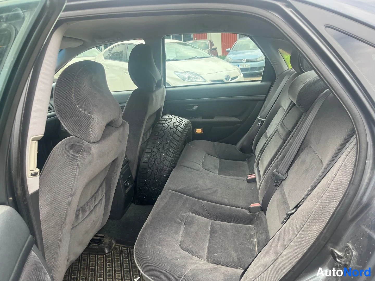 Harmaa Volvo S80 2003, takaistuimet, kuva 6