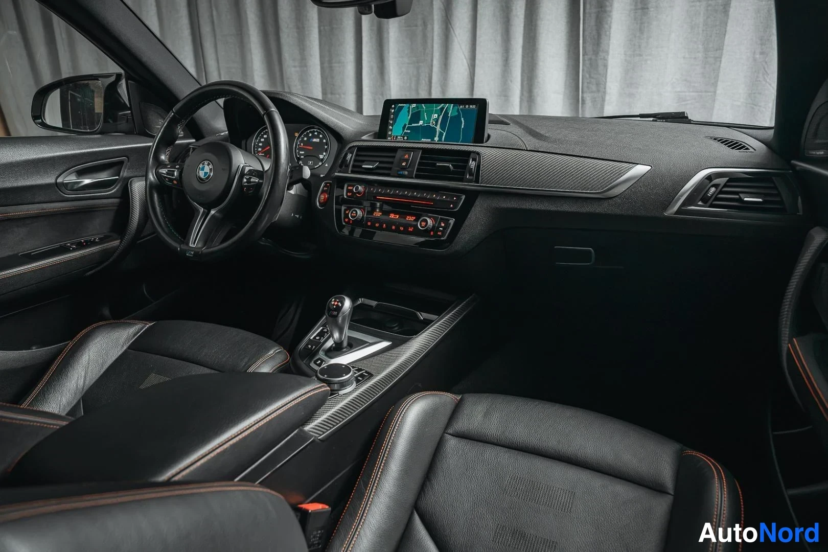 Valkoinen BMW M2 2019, ohjaamo, kuva 10