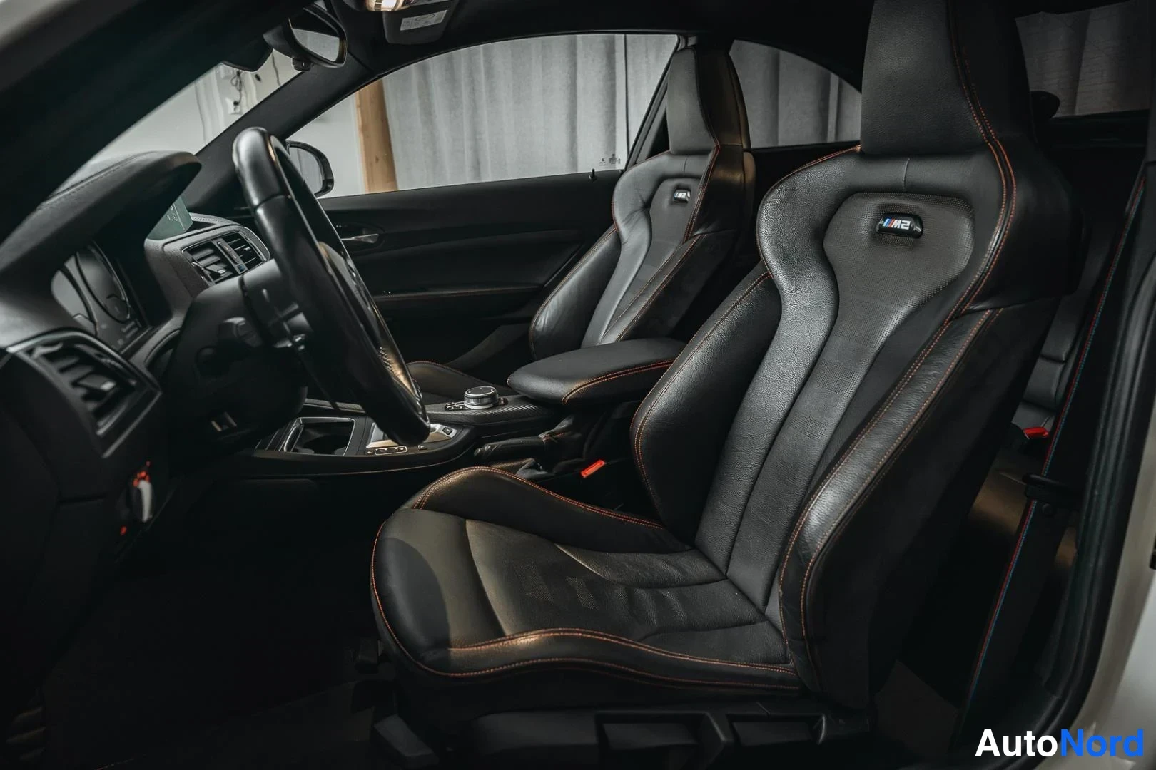 Valkoinen BMW M2 2019, etuistuimet, kuva 11