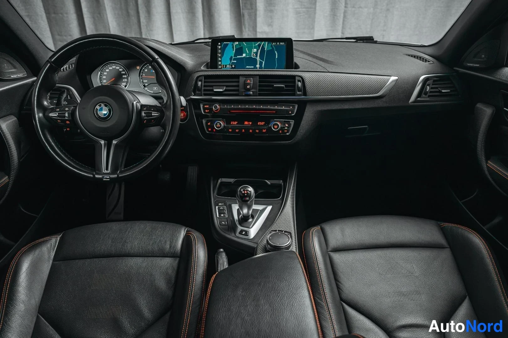 Valkoinen BMW M2 2019, ohjaamo, kuva 9