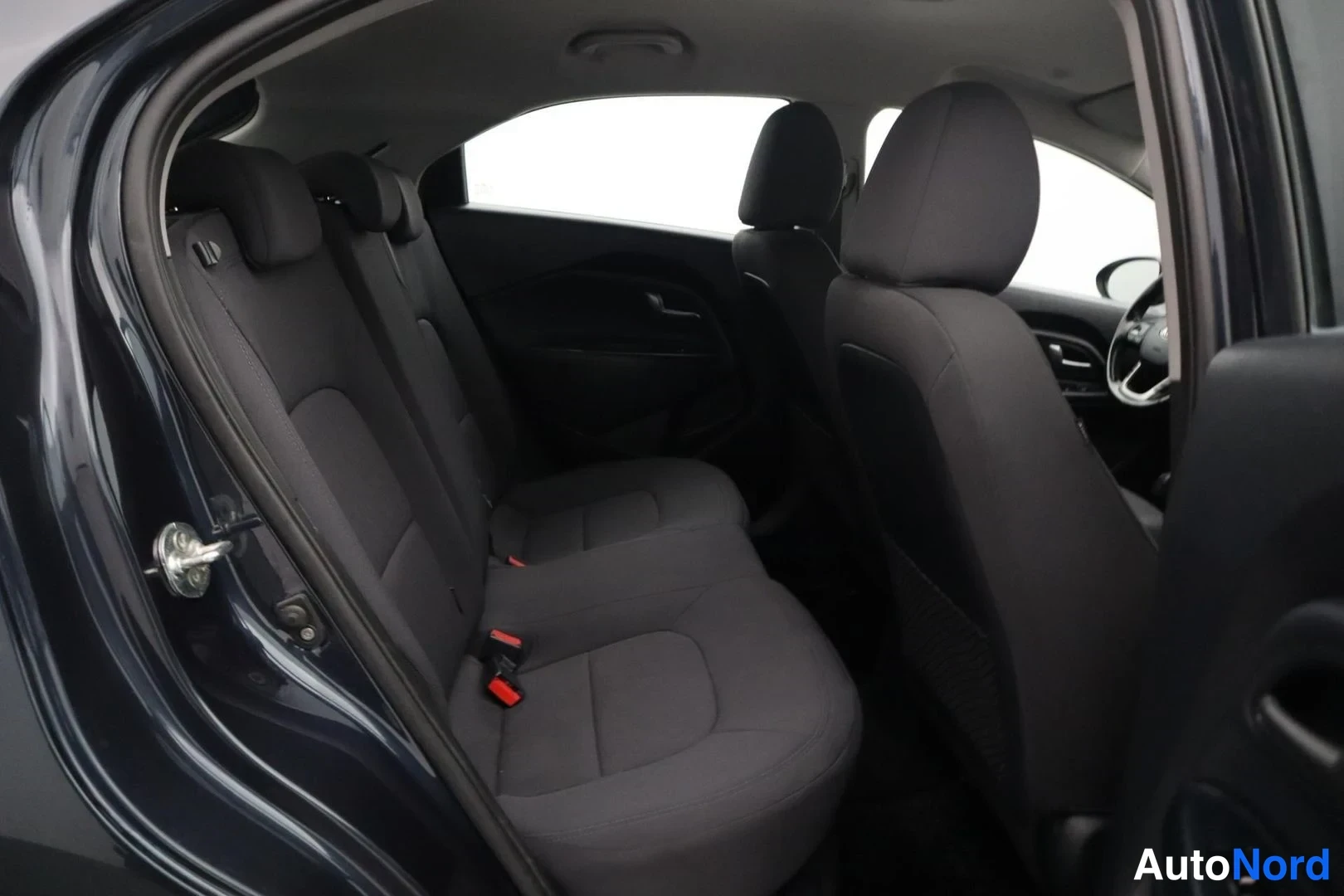 Blue Kia Rio 2015, rear seats, photo 14