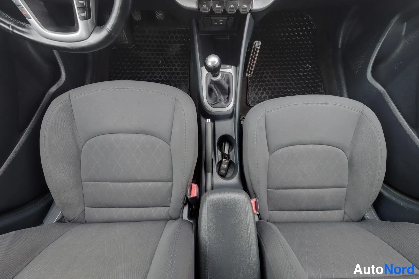 Blue Kia Rio 2015, front seats, photo 13