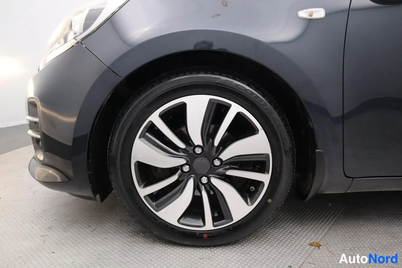 Blue Kia Rio 2015, front three-quarter, nose to the left, photo 2