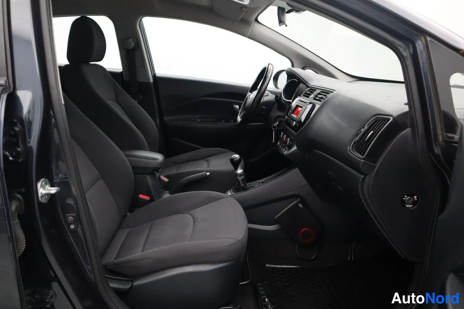 Blue Kia Rio 2015, front seats, photo 12