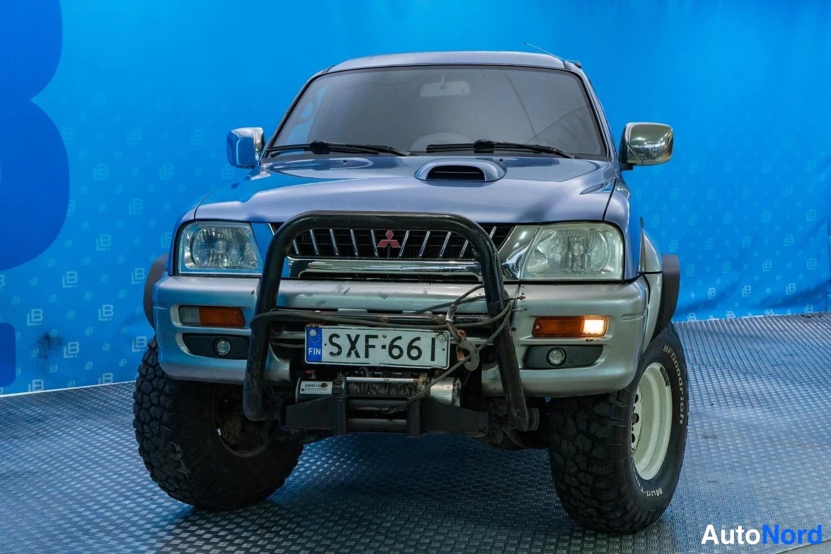 Sininen Mitsubishi L200 1999, edestä, kuva 3