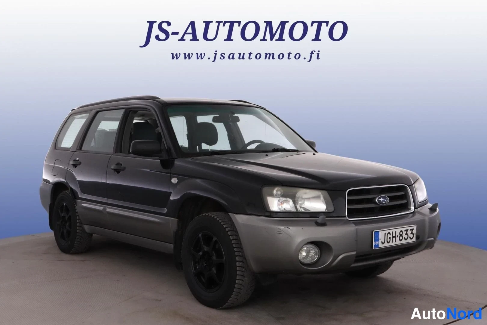 Svart Subaru Forester 2005, snett framifrån, fronten åt höger, bild 2