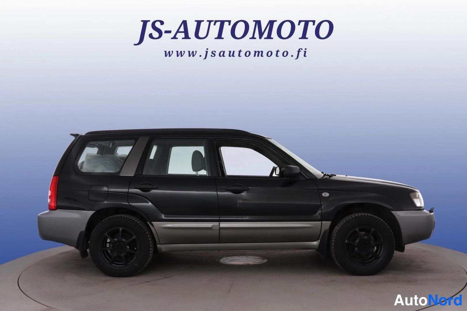 Svart Subaru Forester 2005, från sidan, bild 3