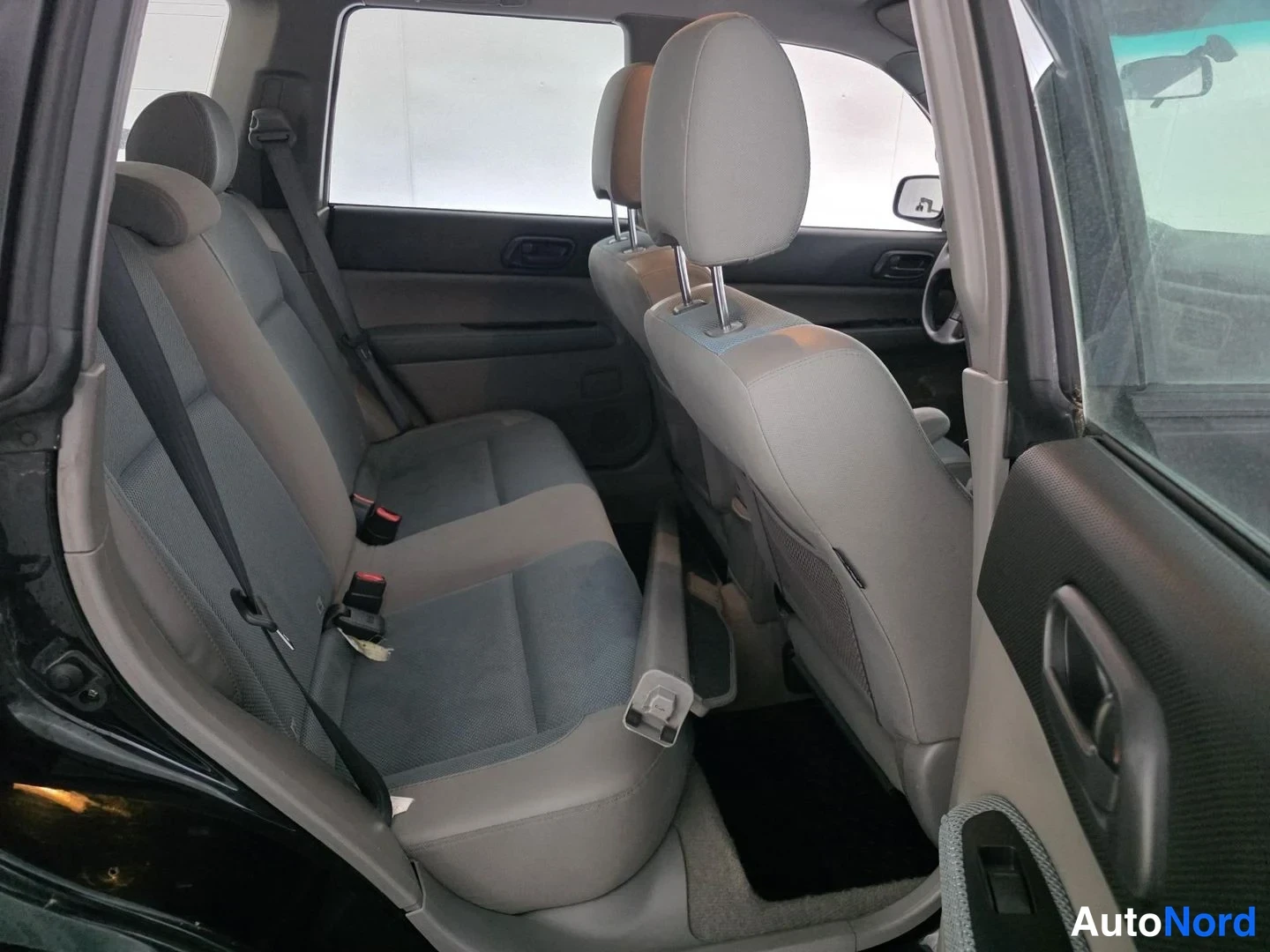 Svart Subaru Forester 2005, baksäten, bild 13