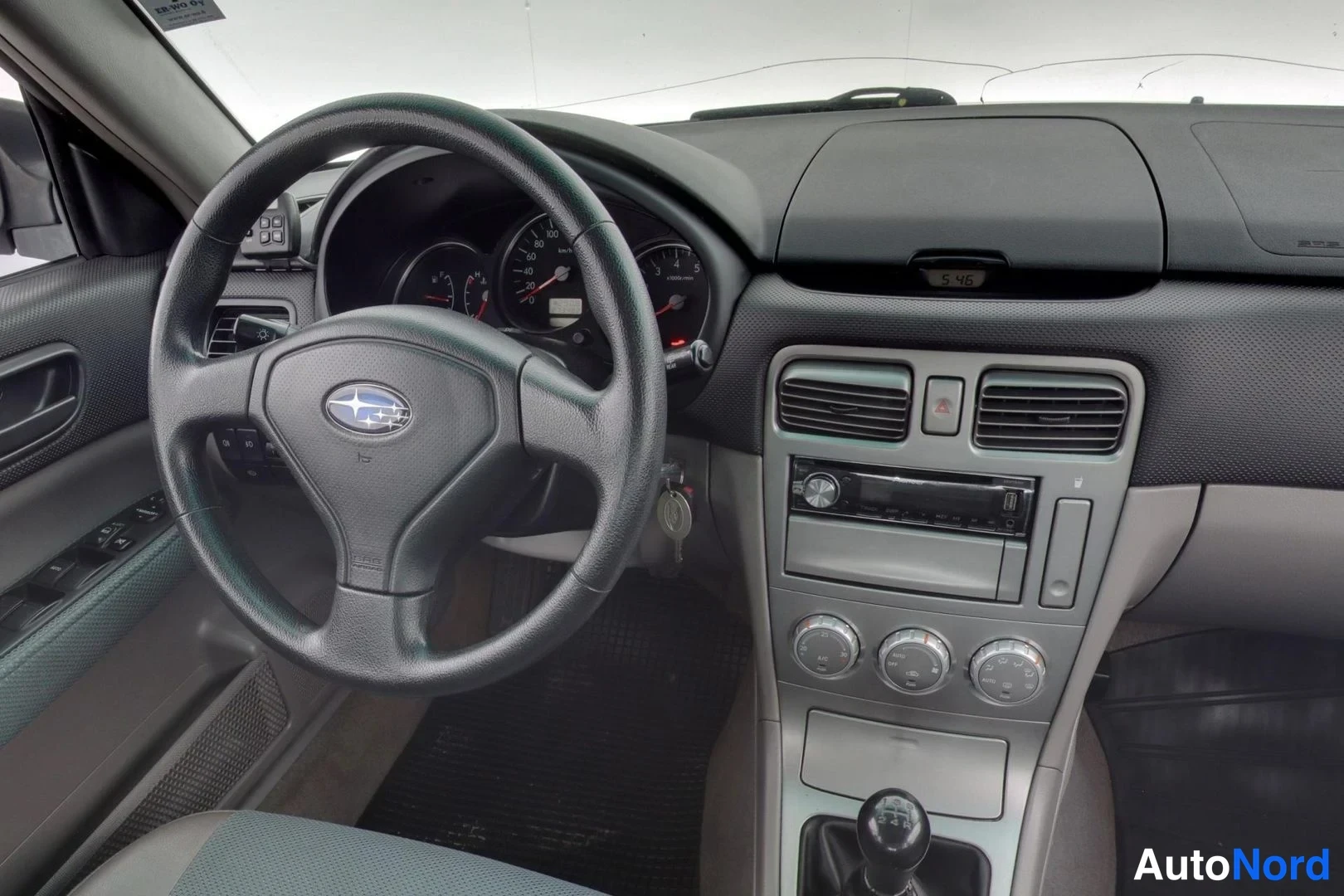 Svart Subaru Forester 2005, förarplats, bild 8