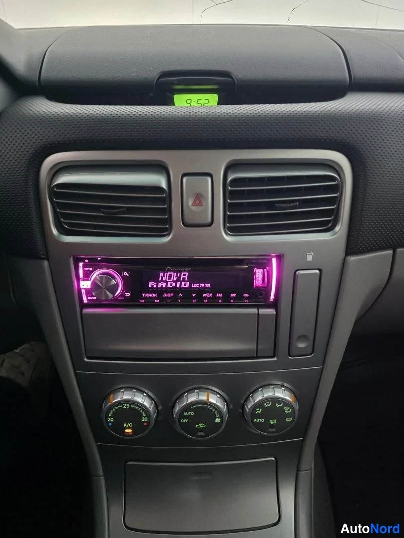 Svart Subaru Forester 2005, detalj, bild 16