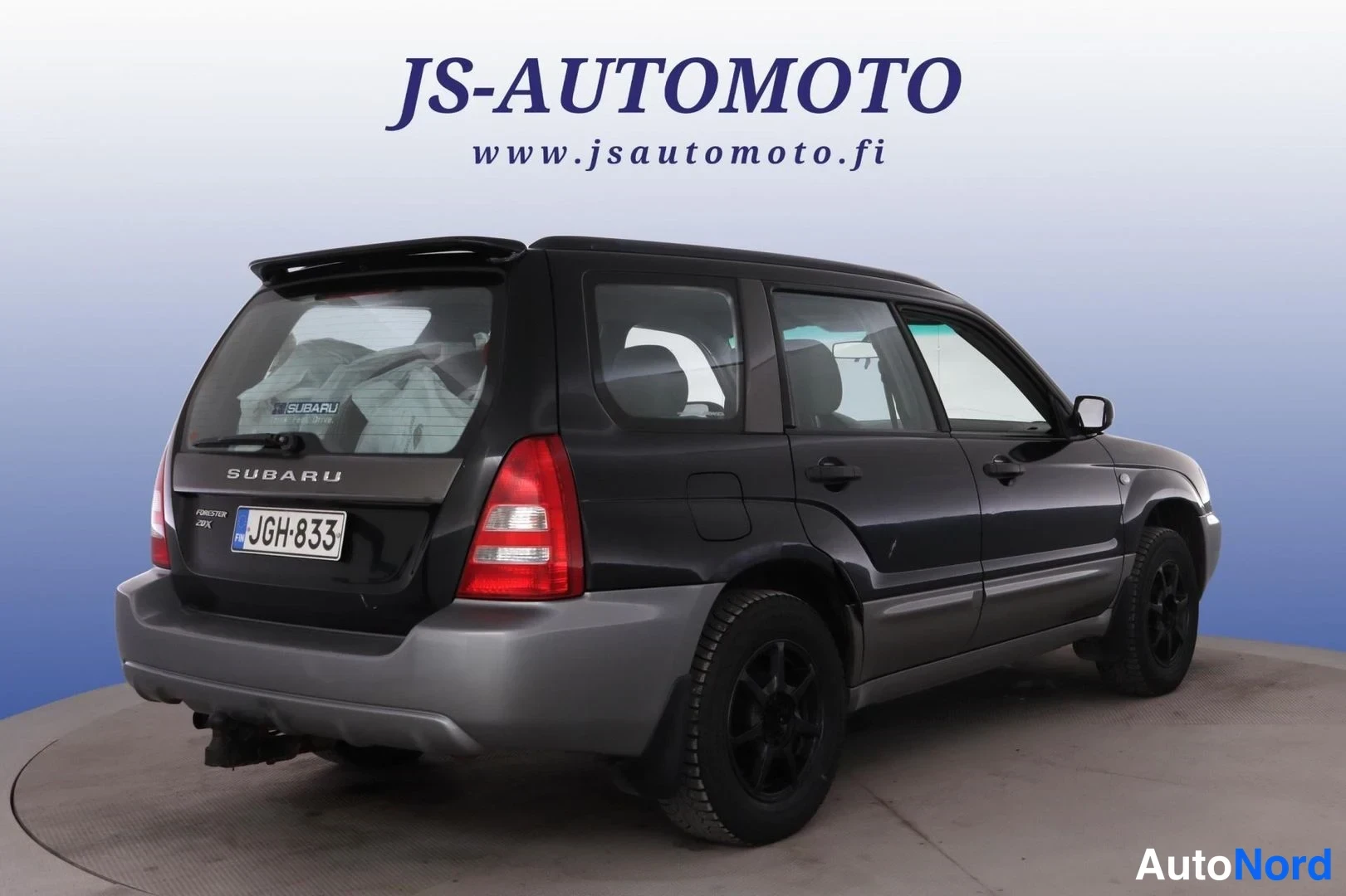 Svart Subaru Forester 2005, snett bakifrån, bild 5