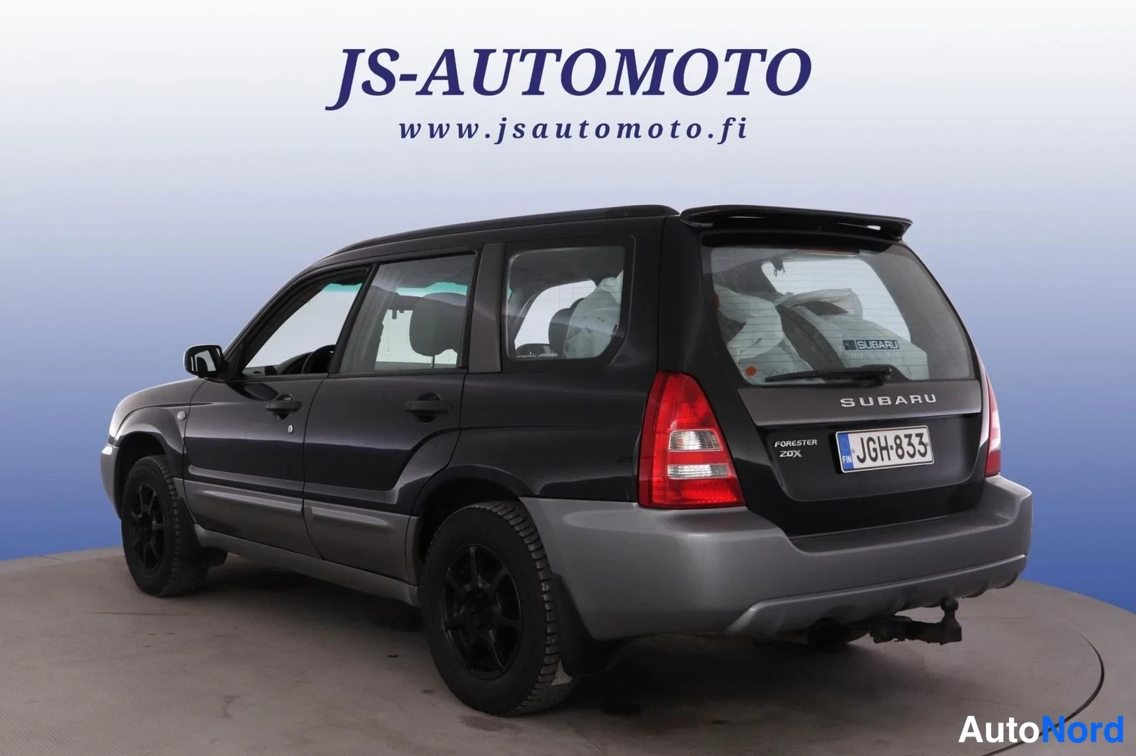 Svart Subaru Forester 2005, snett bakifrån, bild 6