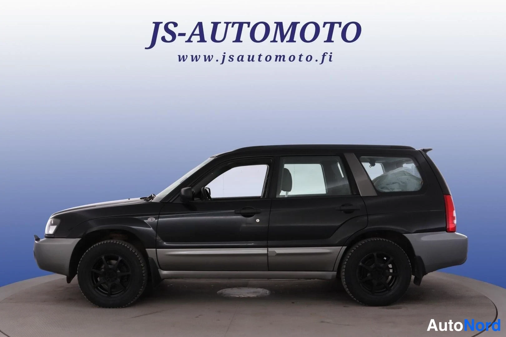 Svart Subaru Forester 2005, från sidan, bild 4