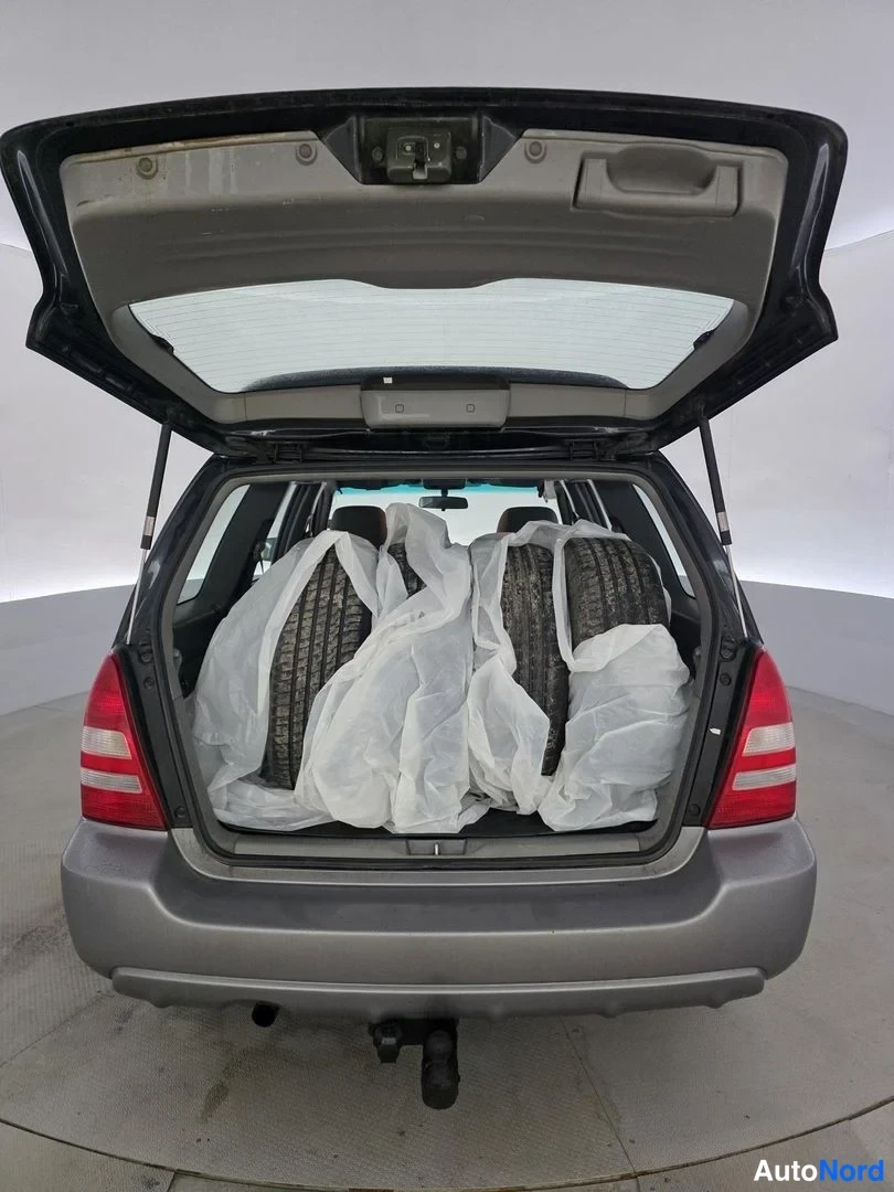 Svart Subaru Forester 2005, bagageutrymme, bild 14