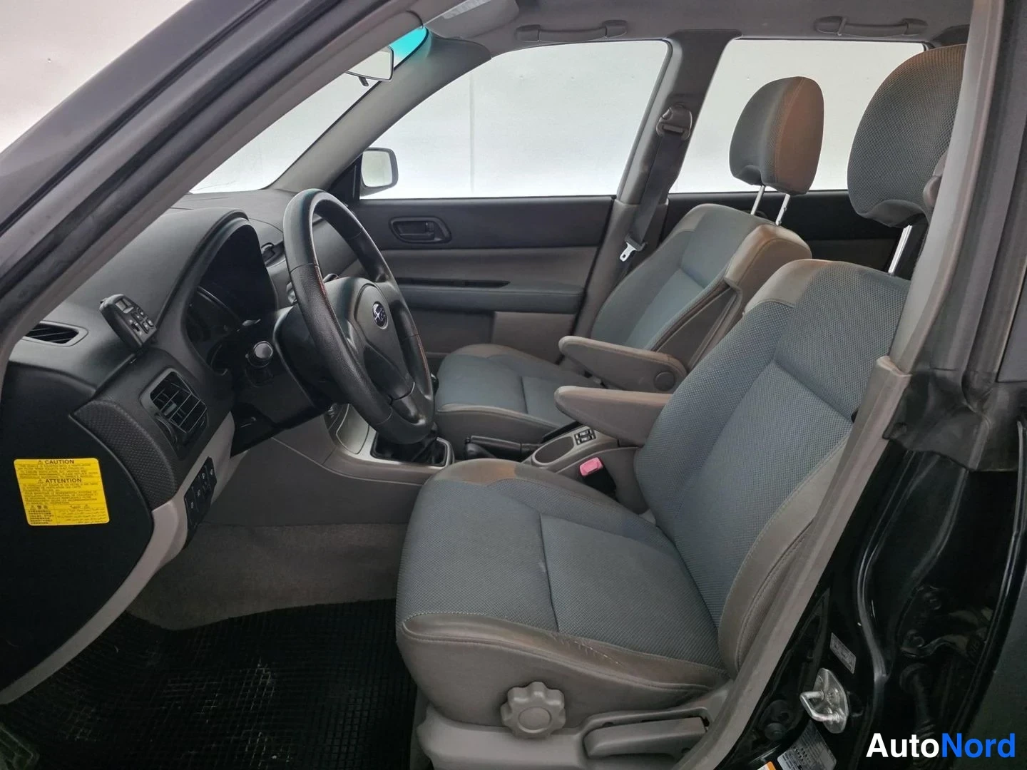 Svart Subaru Forester 2005, framsäten, bild 9