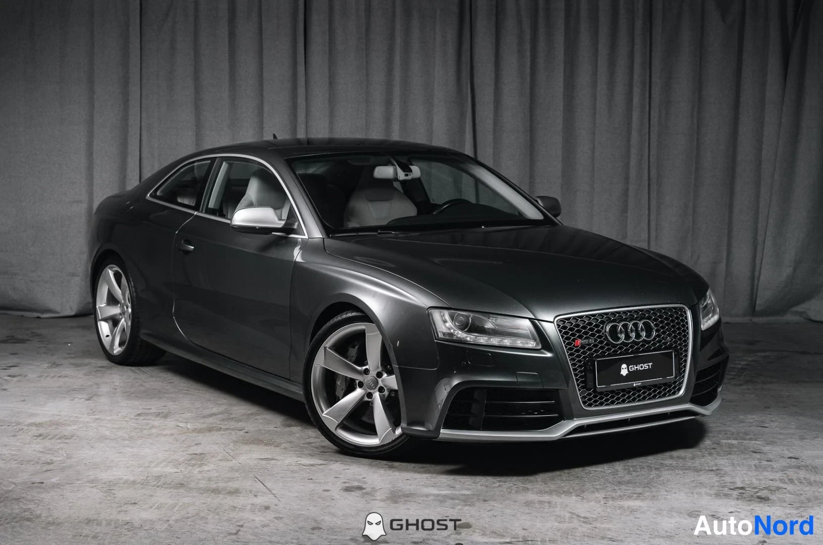 Grå Audi RS5 2011, snett framifrån, fronten åt höger, bild 2