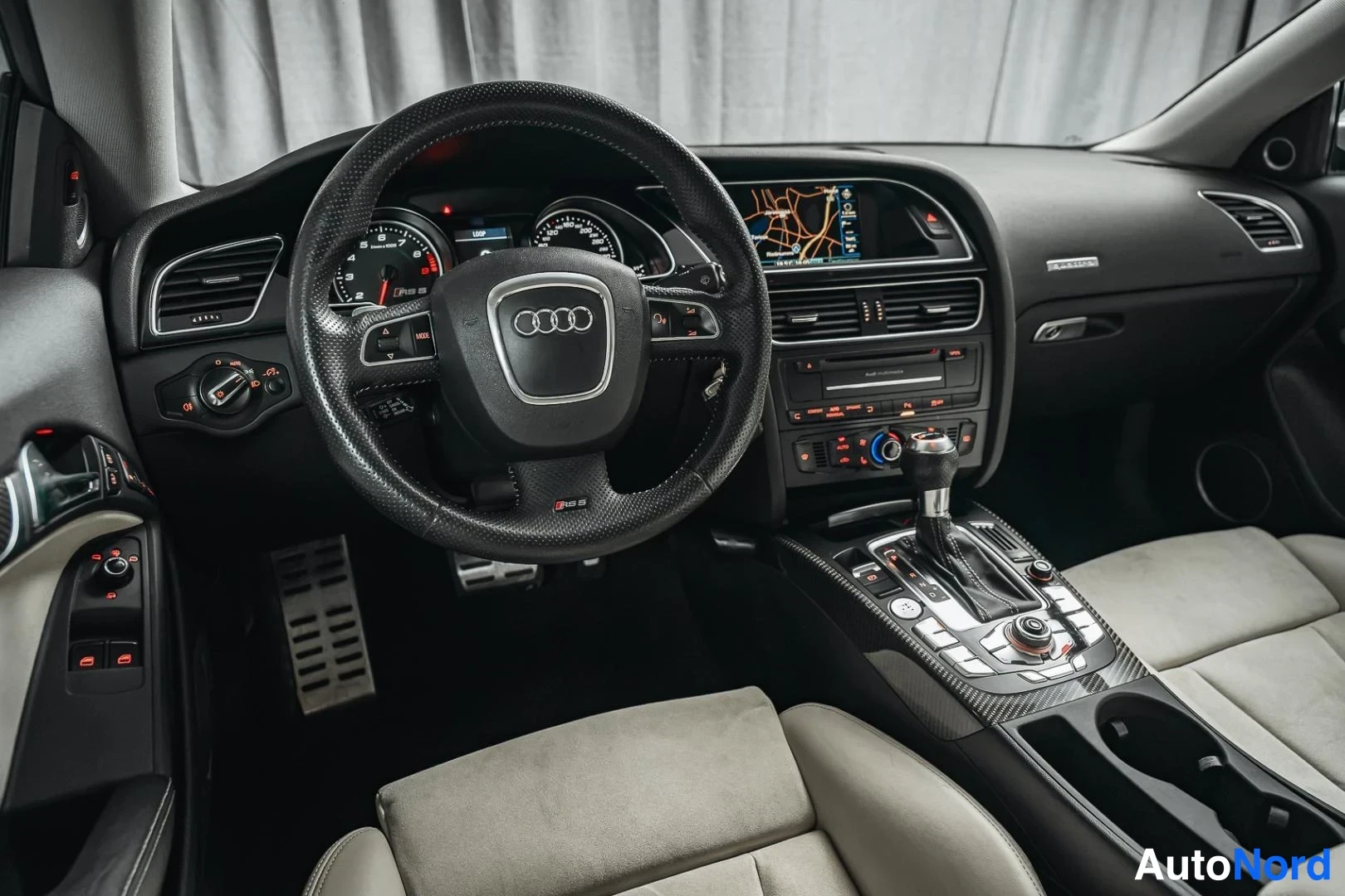 Grå Audi RS5 2011, förarplats, bild 10