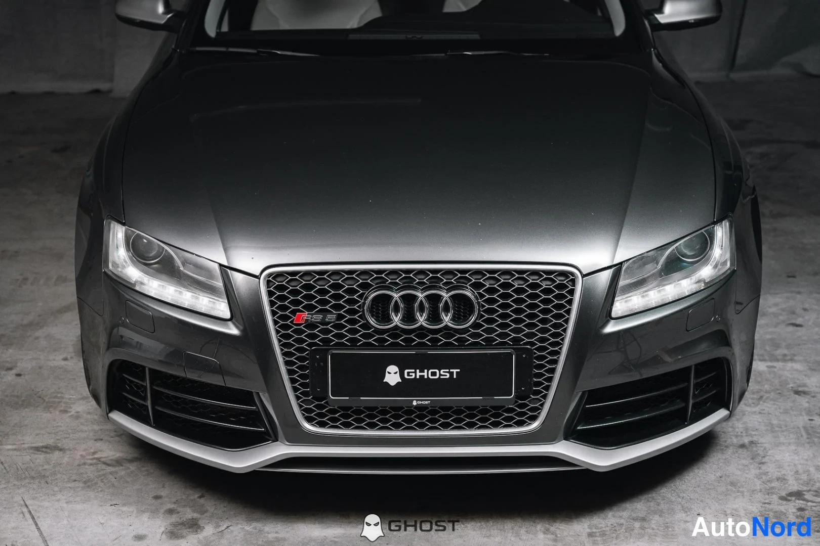 Grå Audi RS5 2011, framifrån, bild 15