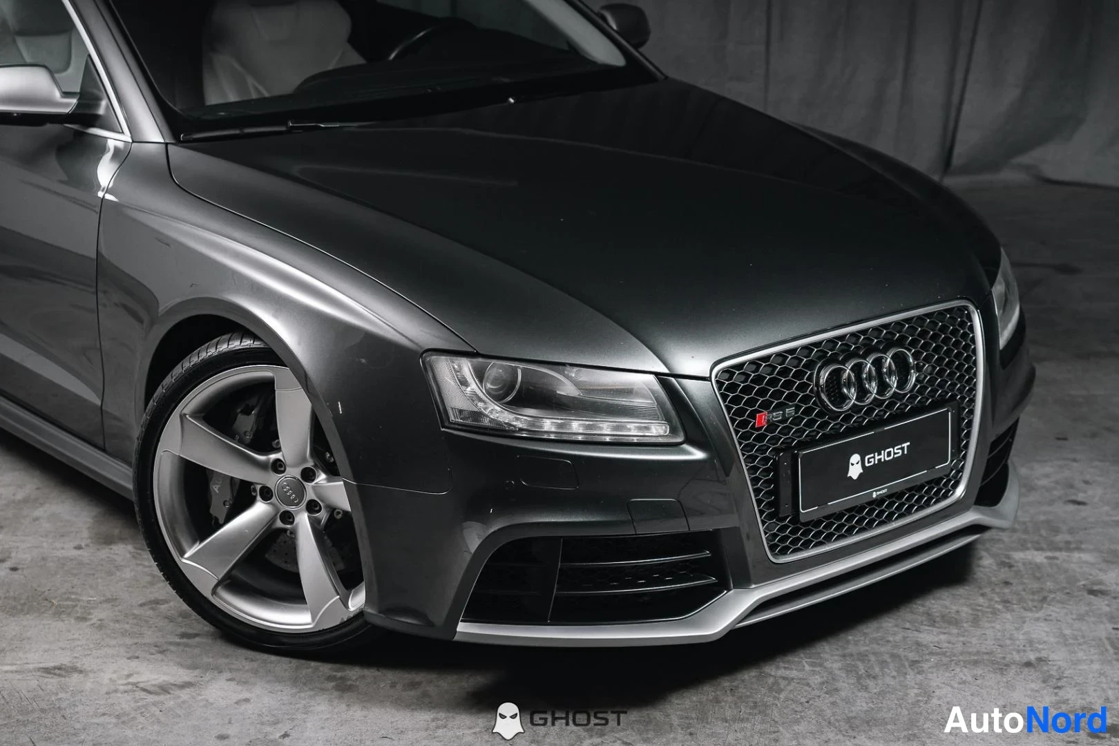 Grå Audi RS5 2011, snett framifrån, fronten åt höger, bild 3