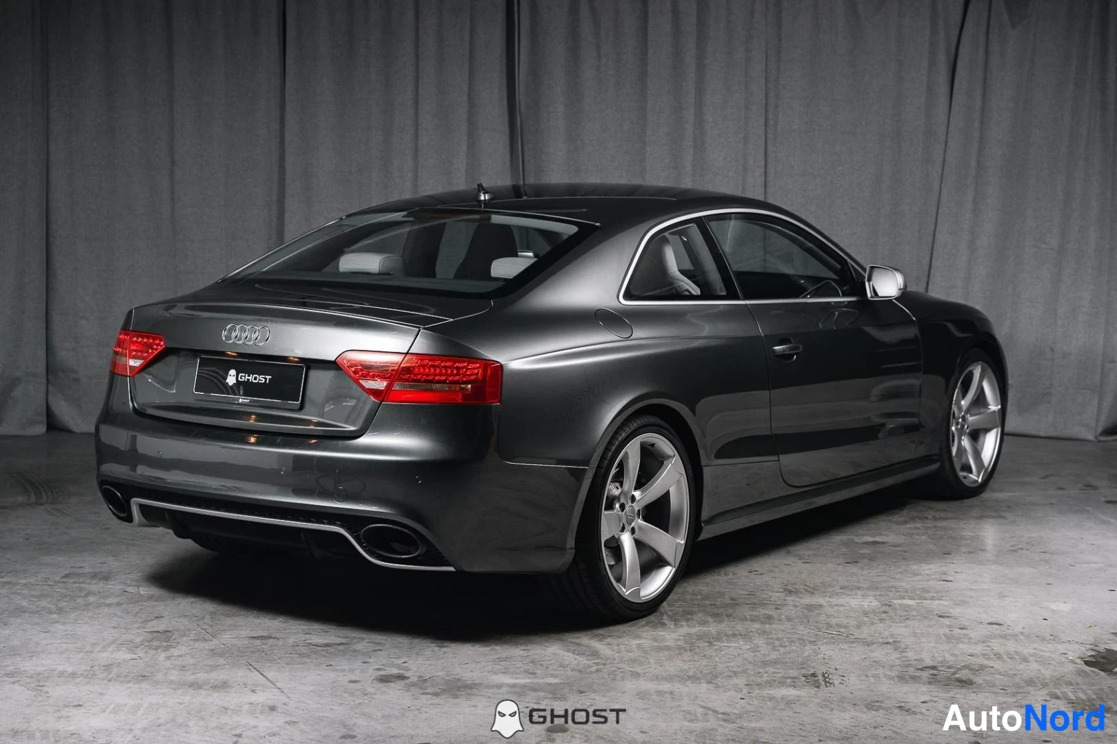 Grå Audi RS5 2011, snett bakifrån, bild 5
