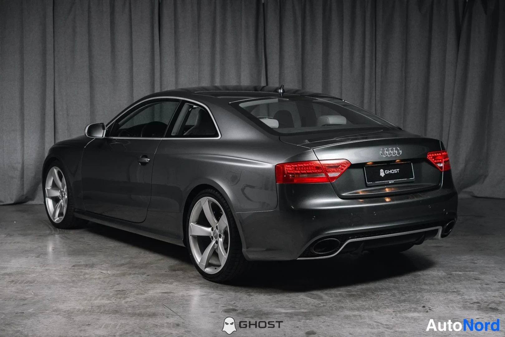 Grå Audi RS5 2011, snett bakifrån, bild 6