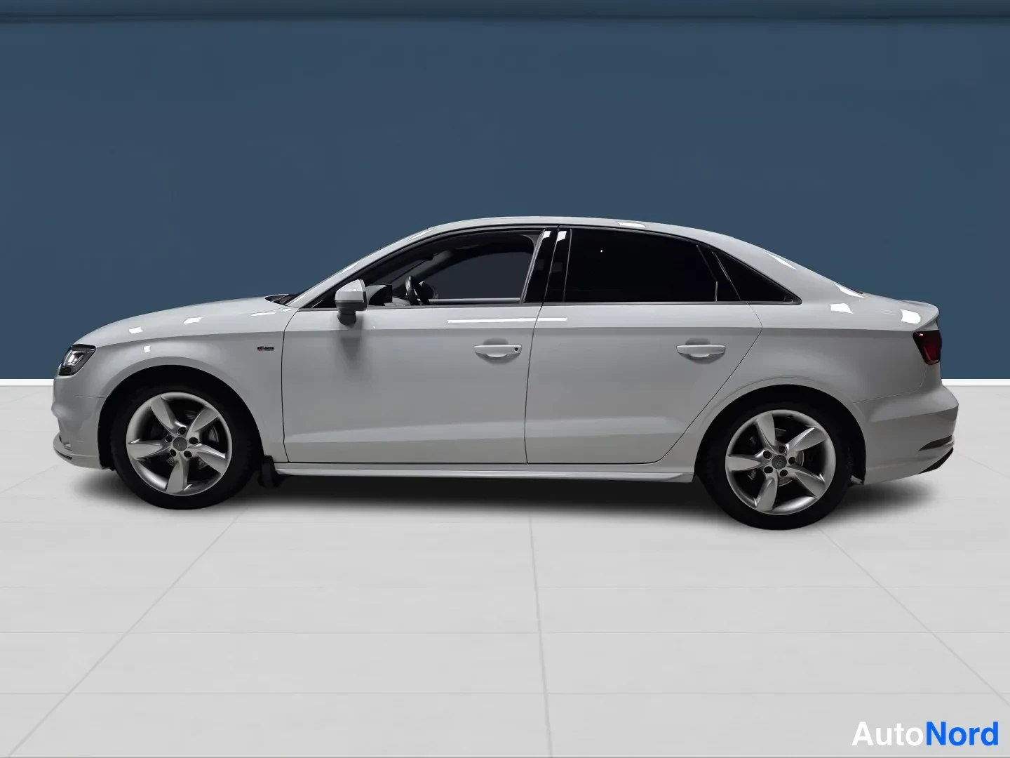 Valkoinen Audi A3 2019, sivulta, kuva 4