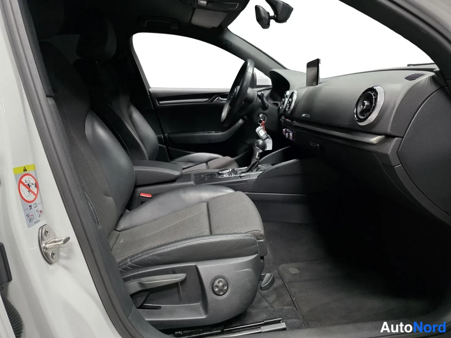 Valkoinen Audi A3 2019, etuistuimet, kuva 12