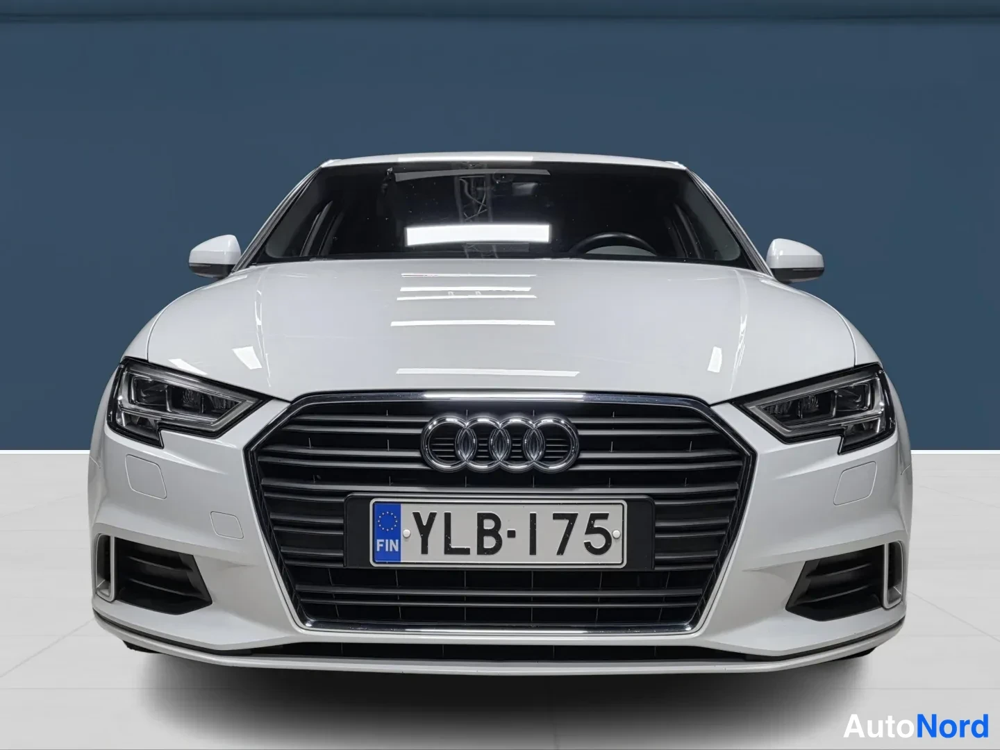 Valkoinen Audi A3 2019, edestä, kuva 3