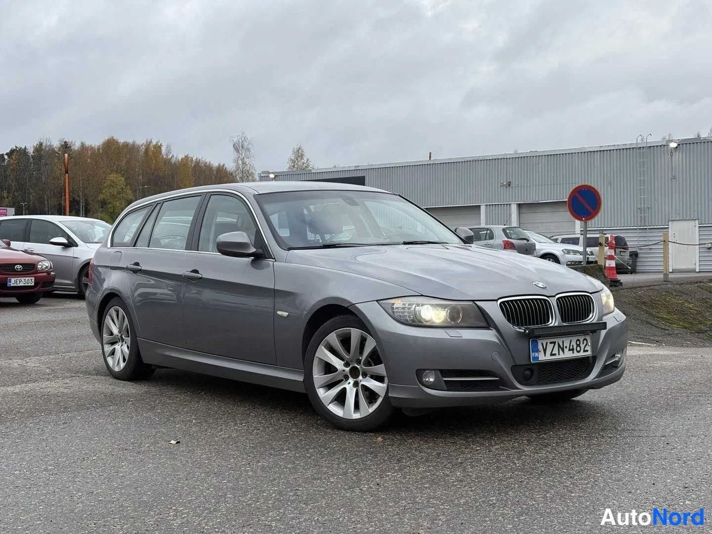 Harmaa BMW 330d A xDrive E91 Touring 2011, etuviisto, keula vasemmalle, kuva 2