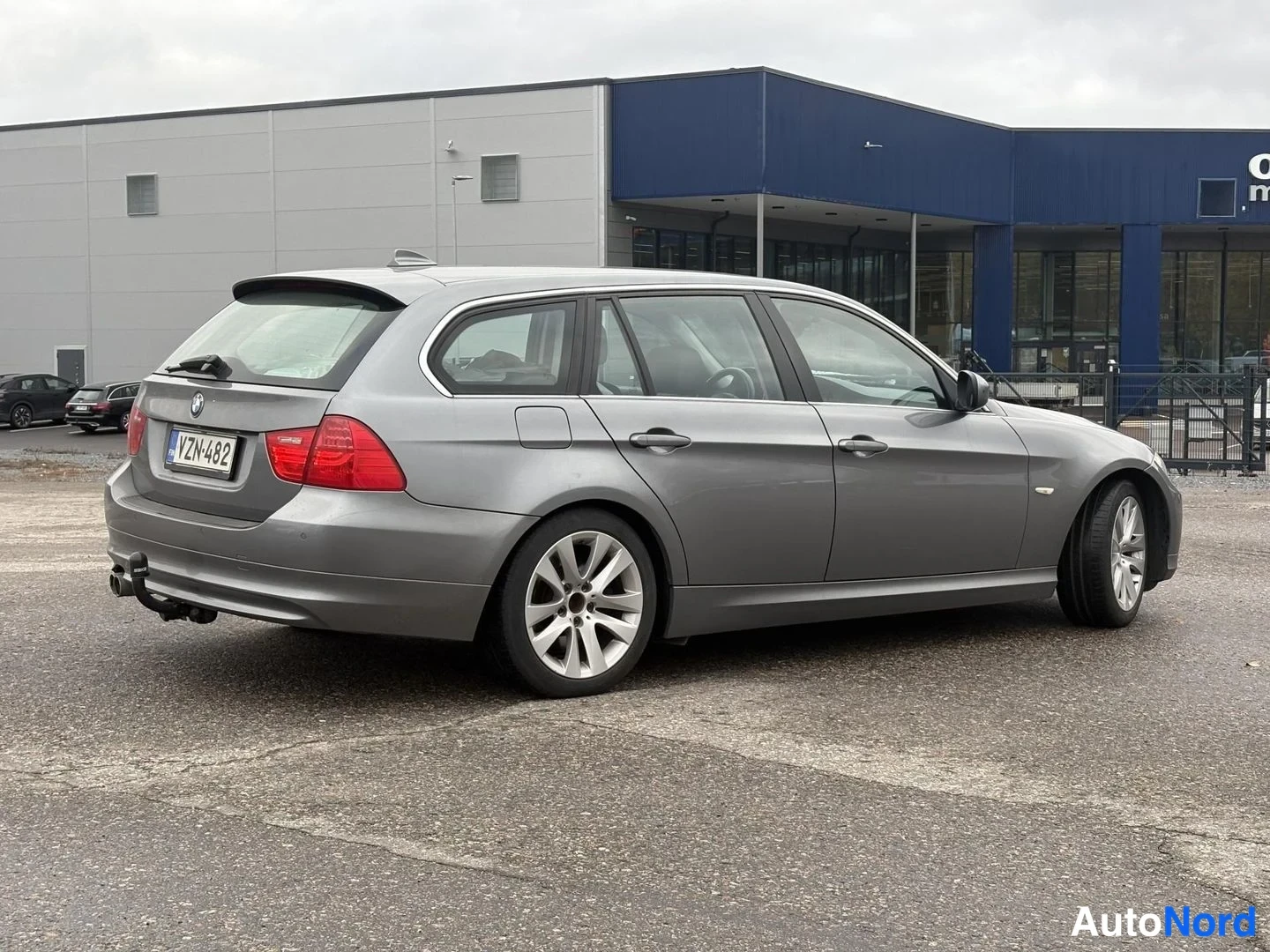 Harmaa BMW 330d A xDrive E91 Touring 2011, takaviisto, kuva 3