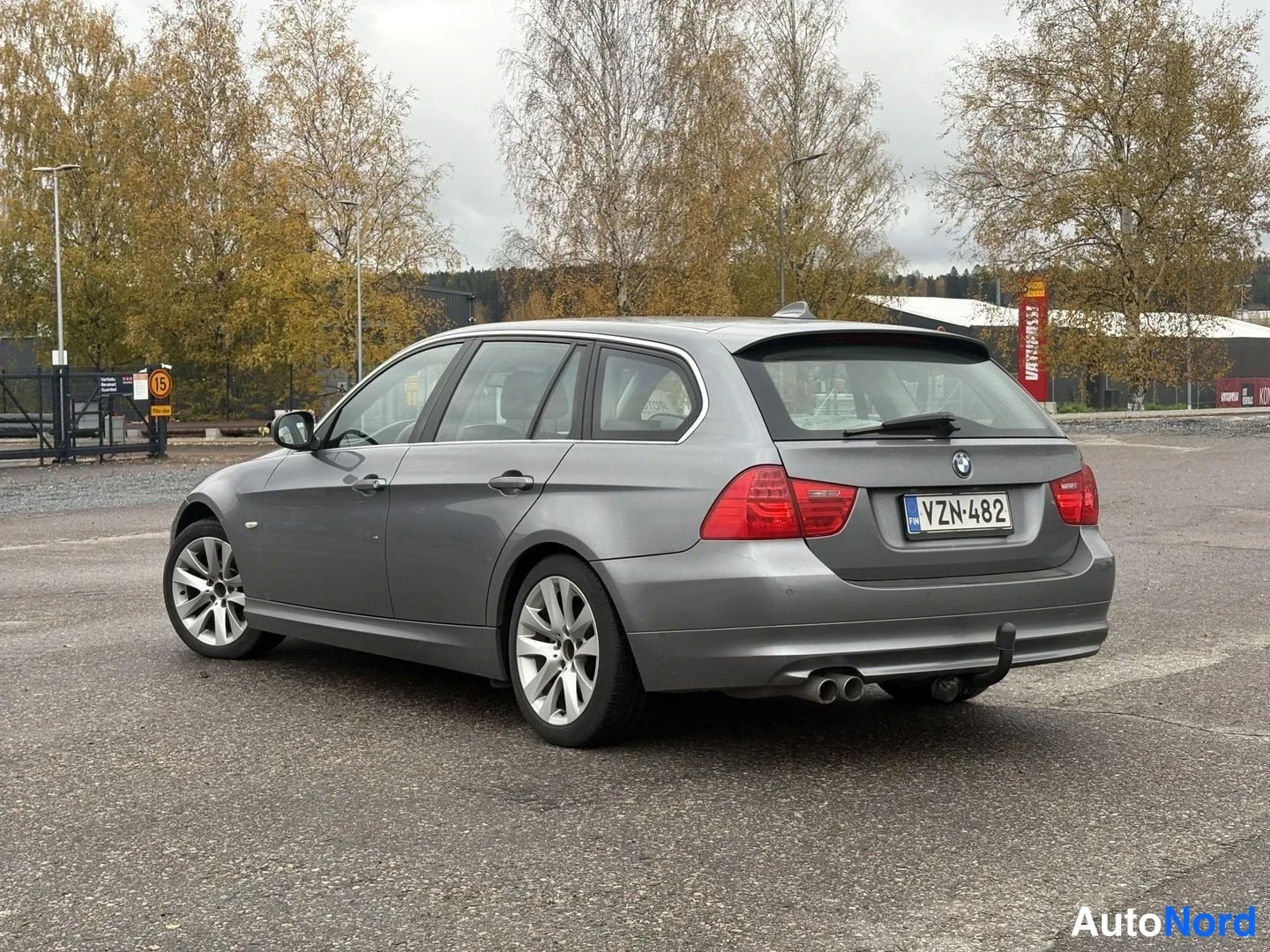 Harmaa BMW 330d A xDrive E91 Touring 2011, takaviisto, kuva 4
